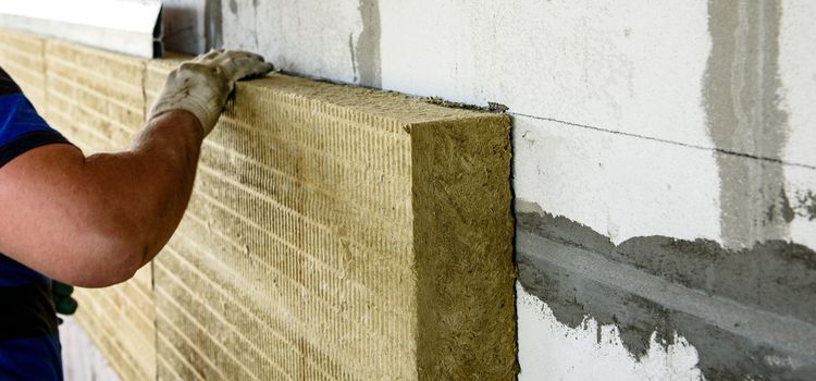 Kőzetgyapot hőszigetelő rendszer kivitelezés közben homlokzat hőszigetelő rendszer kőzetgyapot szigeteléssel