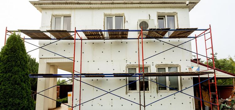 Homlokzati hőszigetelés kivitelezés EPS rendszerrel Családi ház homlokzati hőszigetelése EPS rendszerrel kivitelezés közben