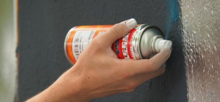 Hőtükör ragasztó gyors és egyenletes felhordáshoz Hőtükör ragasztó felhordása szigetelési felületre spray kiszerelésből